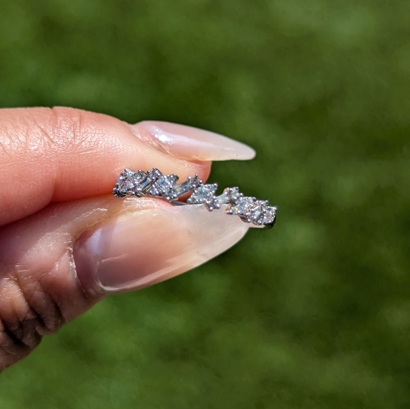 18K White Gold ZigZag Baguette and Round Diamond Ring Band - Picture 5 of 12